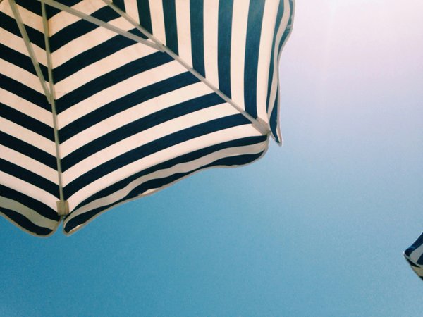 Parasol de bar : style et protection pour vos terrasses